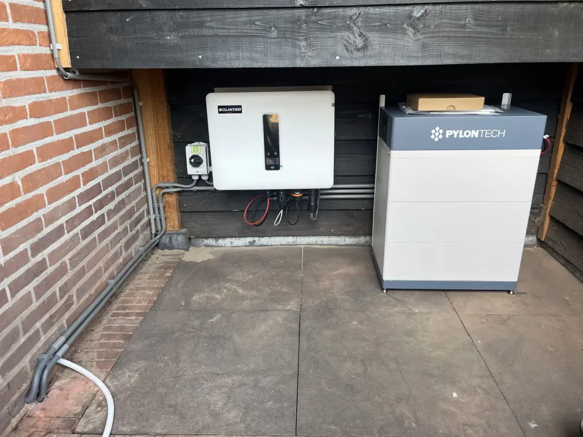 Thuisbatterij met omvormer onder een overkapping