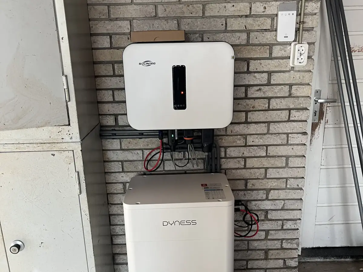 Thuisbatterij met omvormer in een berging