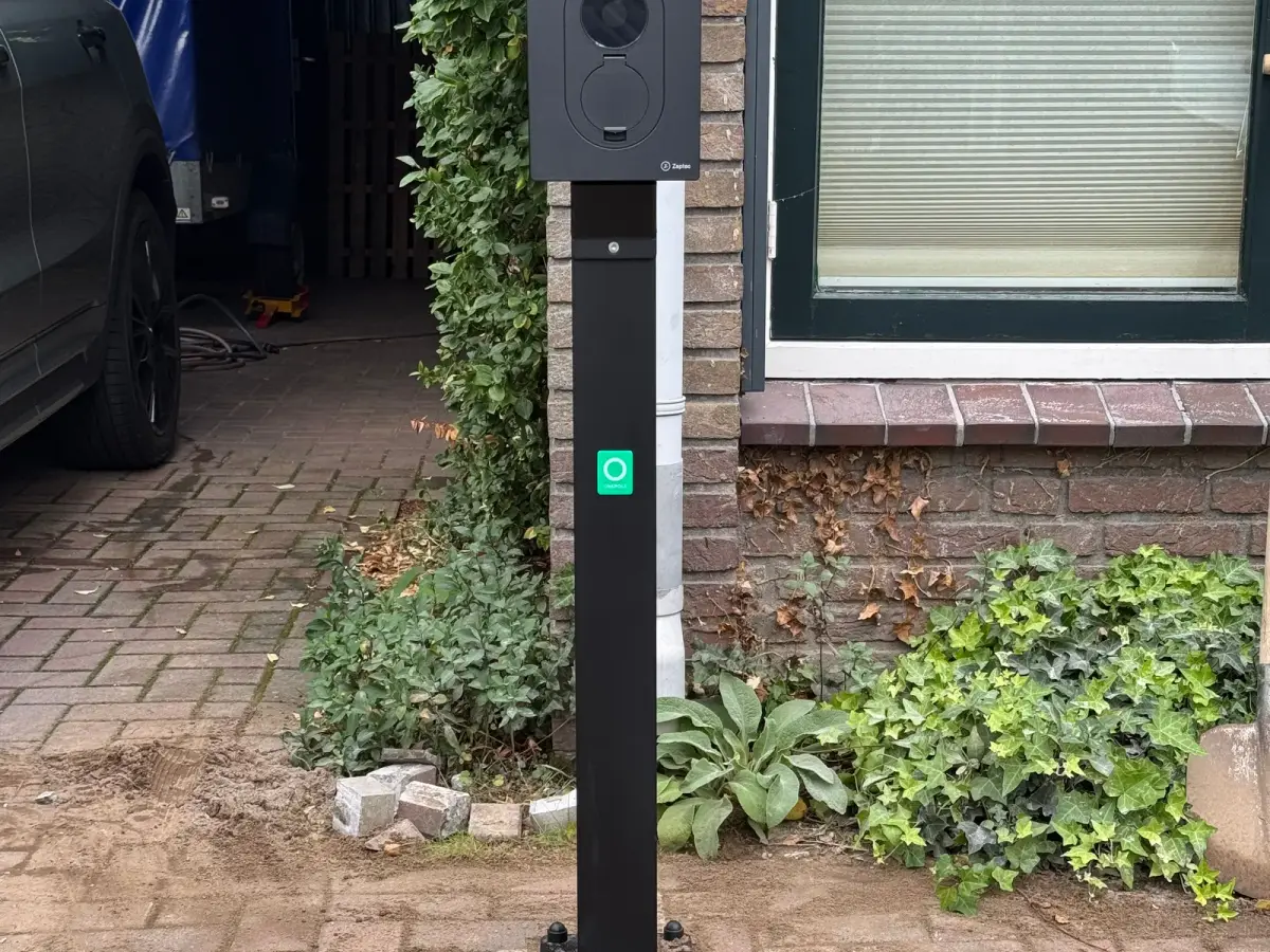 Laadpaal op een paal naast de oprit