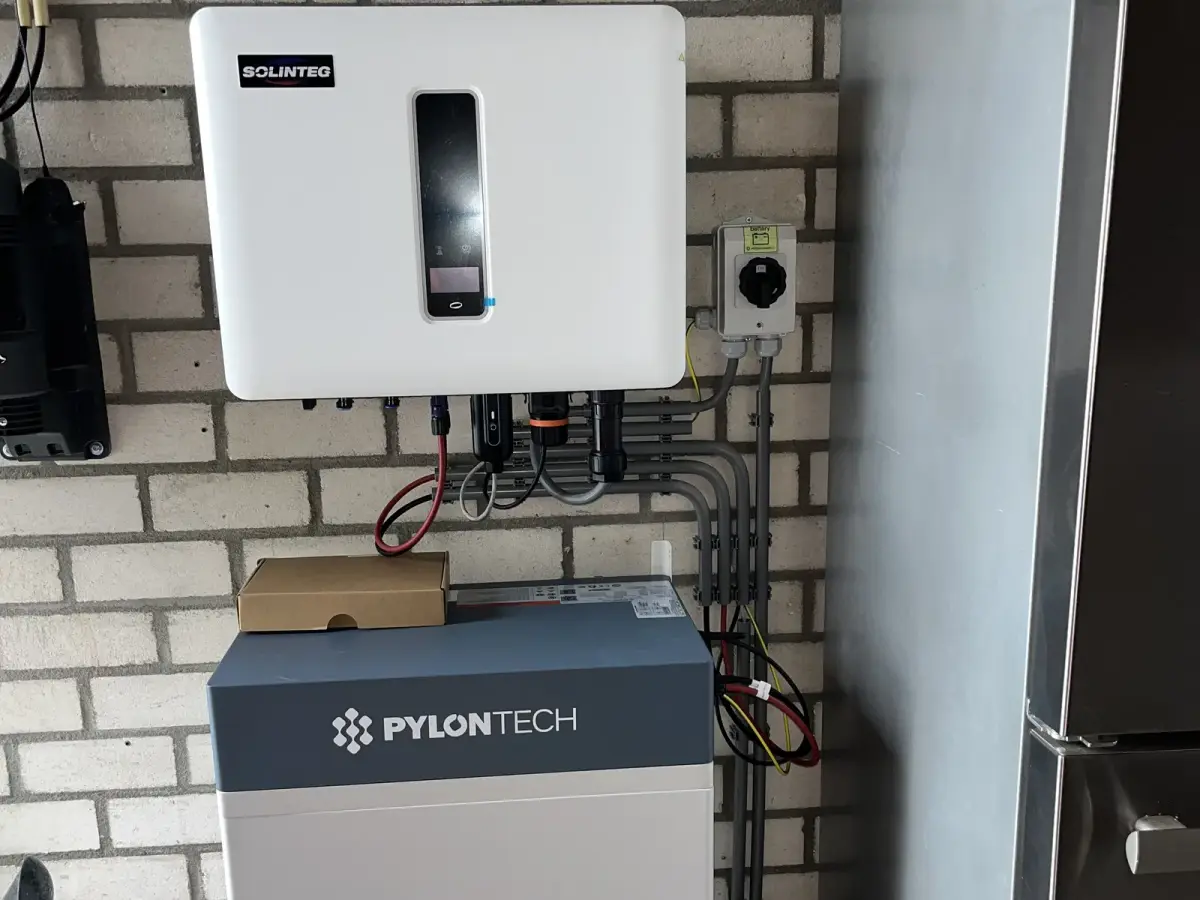 Omvormer met thuisbatterij in de garage