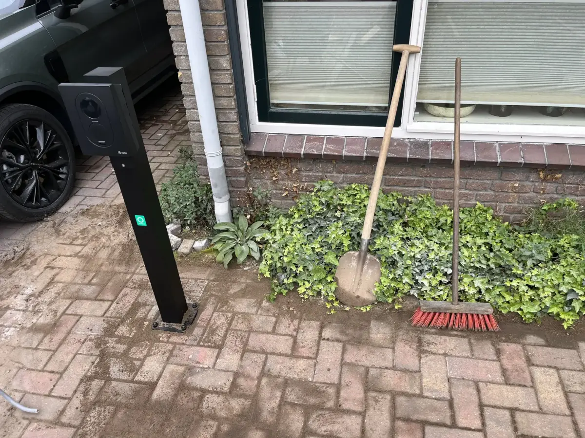 Laadpaal op een paal naast de oprit