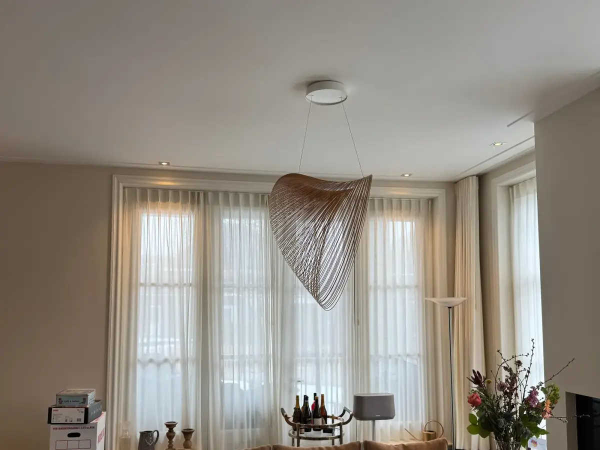 Hanglamp boven de eettafel, opgehangen en aangesloten