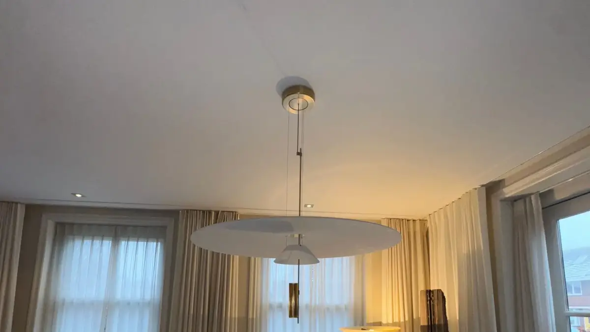 Hanglamp in de woonkamer, opgehangen en aangesloten