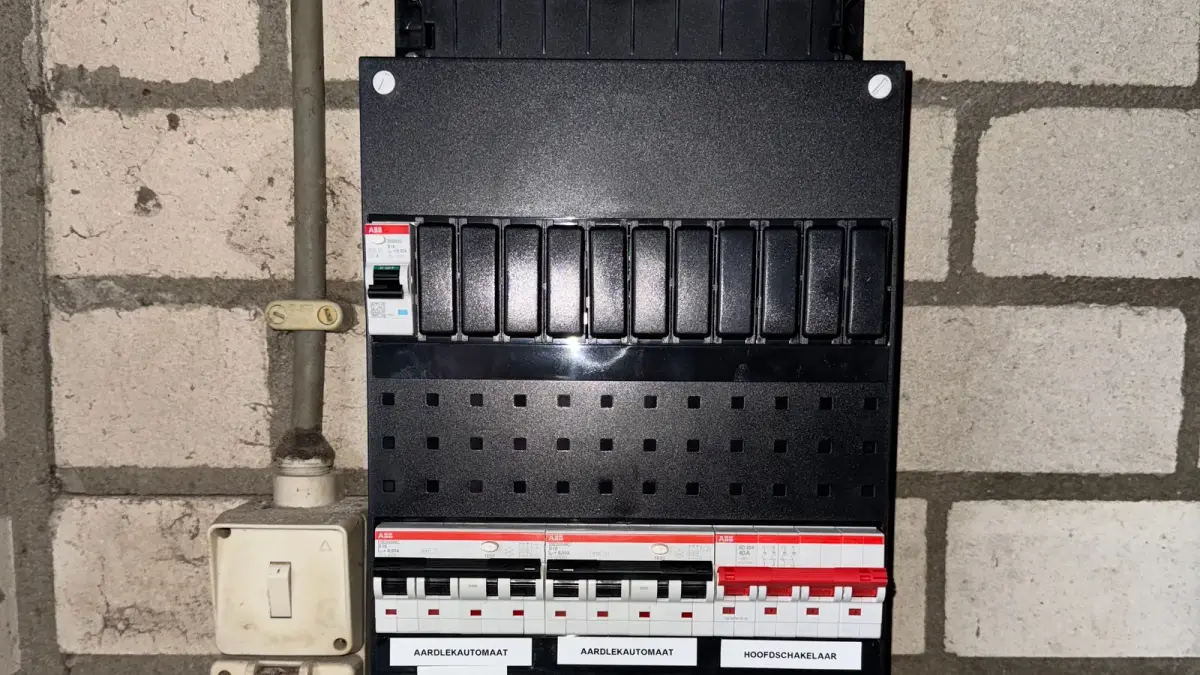 Groepenkast met aardlekschakelaars op een bakstenen muur