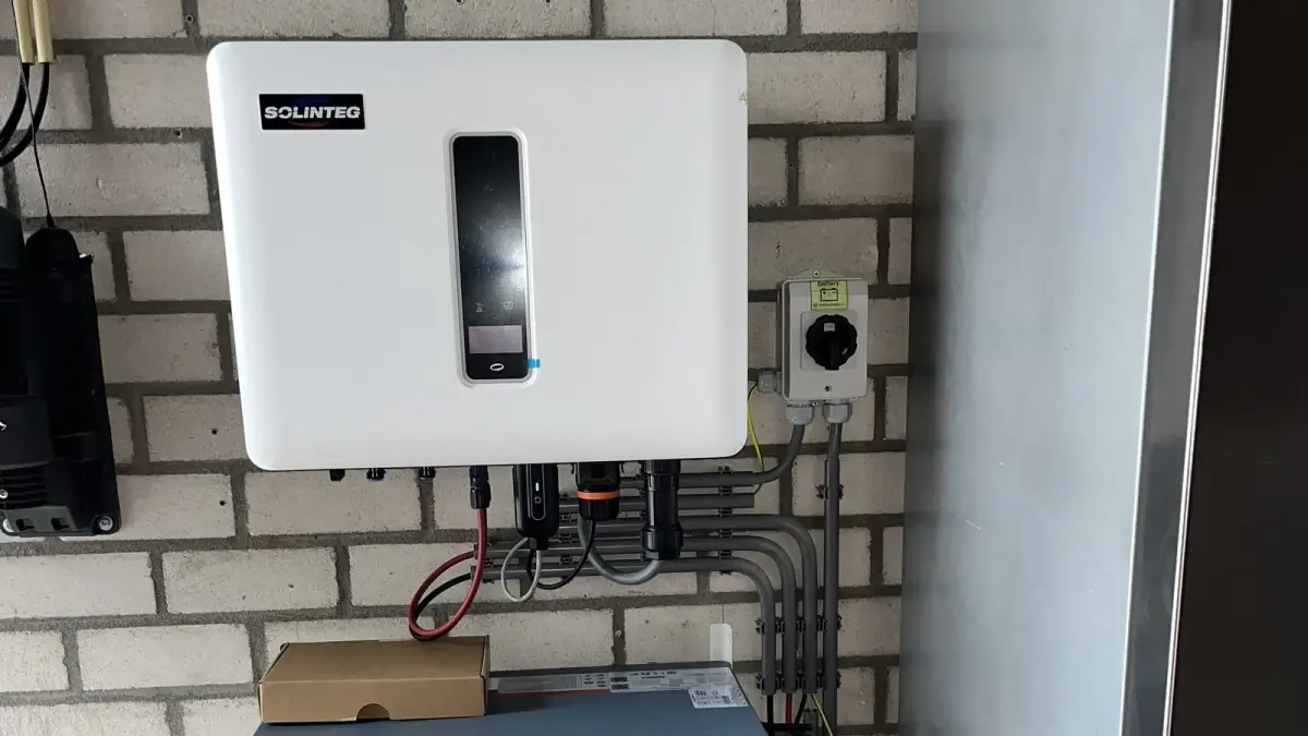 Omvormer van de thuisbatterij met de nieuwe bekabeling